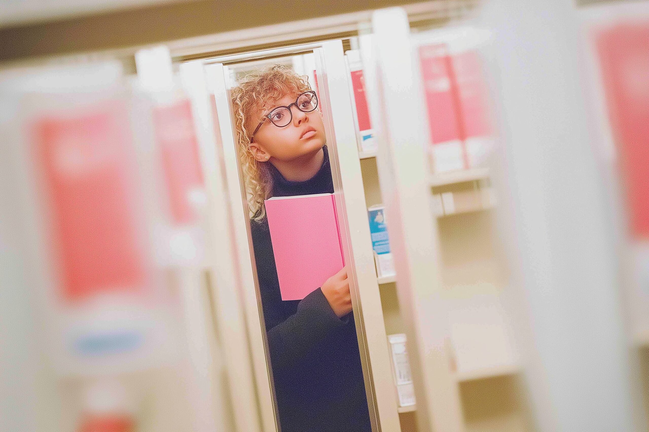 Metafora delle digital humanities - Ragazza smarrita nel labirinto di un archivio postmoderno con un libro di carta in mano